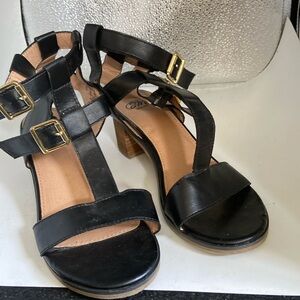 SM sz 7M strap platform shoes NWOT in beautiful chocolate brown